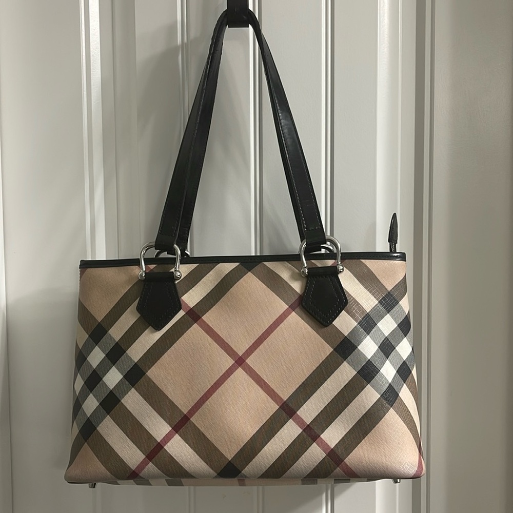 Burberry shoulder bag.